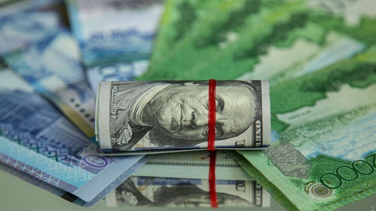 Тенге укрепился на бирже и потянул доллар вниз