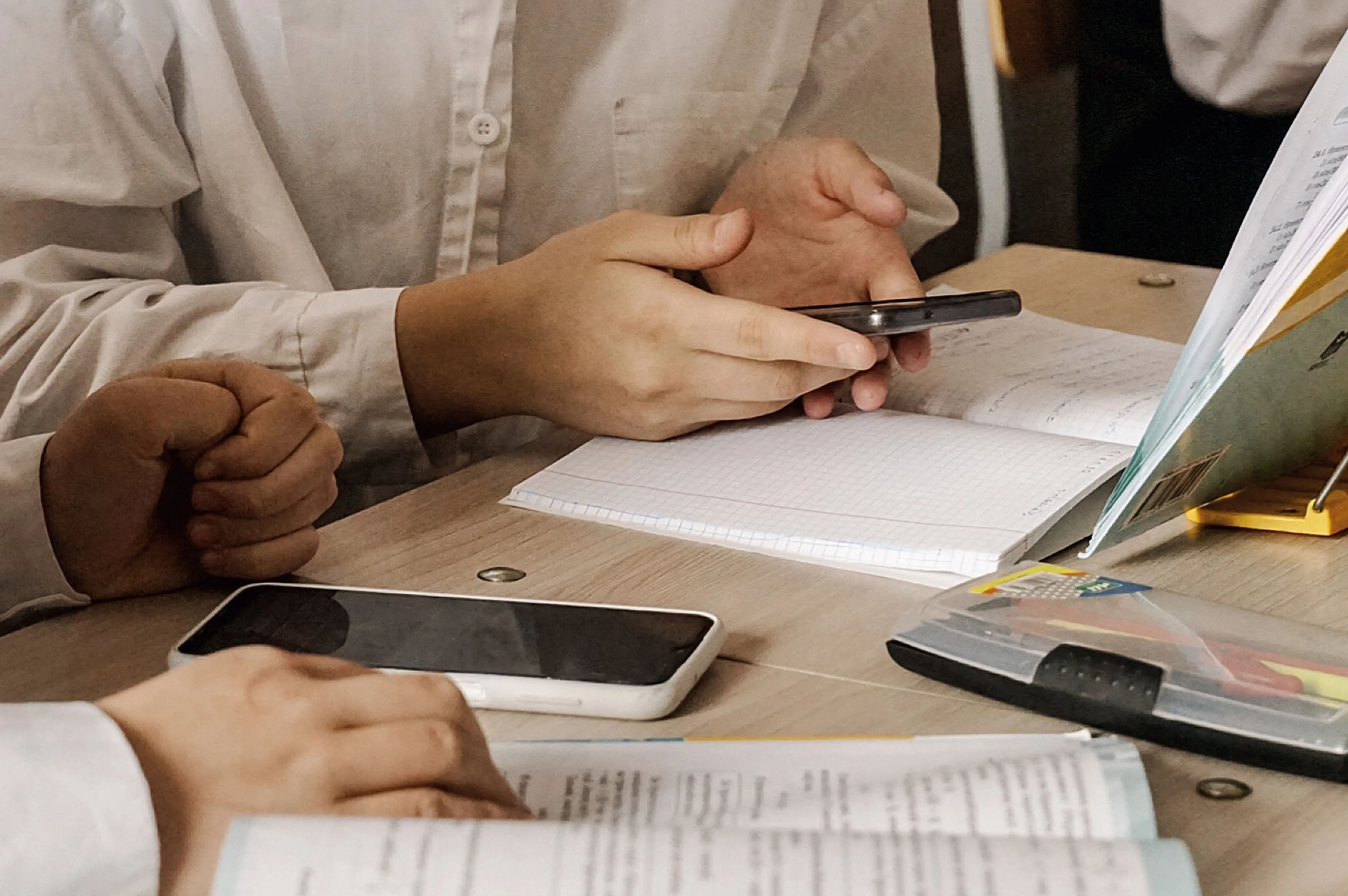 Петиция за отмену правила обязательного изъятия мобильных телефонов у школьников в Казахстане